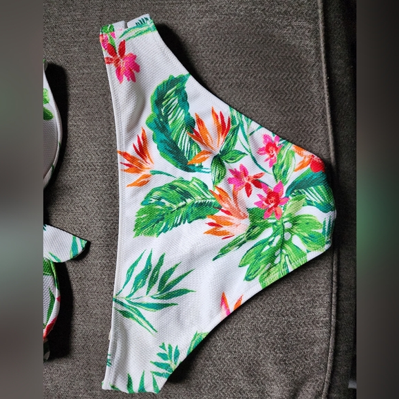 Shade & Shore Bikini Set - White Floral - Size 34D/Small - Picture 4 of 8